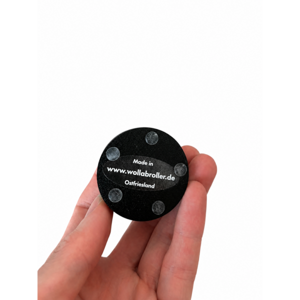 Mini-Mini Wollabroller im Größenvergleich Schwarzer Mini-Mini Wollabroller aus dem 3D-Drucker in einer Hand